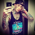 divatos fiú arc- és testtetoválással