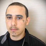 fiatal srác, tetoválással az arcán