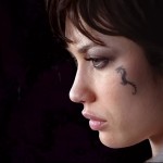 sárkány tetoválás a lány arcán