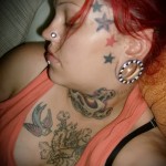 nagy csillag tetoválás az arcon