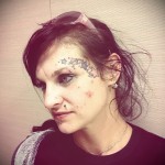 csillag és üreges tetoválás a lány halántékán