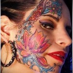 lány arc tetoválás virágokkal és pillangók