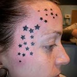 csillag tetoválás a lány arcán és homlokán