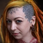 mandala tetoválás a lány homlokán