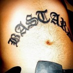 tetoválás a hasi férfiak betűin 1