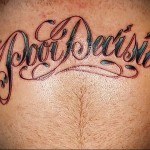 tetoválás a hasi férfiak betűin 2