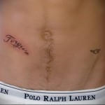 csillag tetoválás a hasán