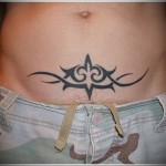 csillag tetoválás a hasán