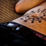 csillag tetoválás a hasán