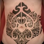 Maori tetoválás a gyomoron