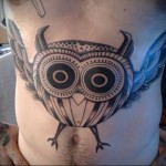 bagoly tetoválás a hasán