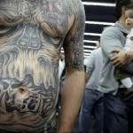 szörny tetoválás a hasán