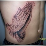 imádkozó tenyér tetoválás a hasán