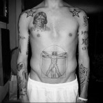 férfi hastetoválás