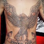 sas tetoválás a hasán