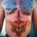 macska és tőr tetoválás a hasán