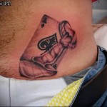 kártya tetoválás a hasán