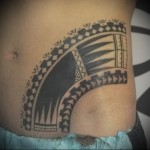 Maori egyszerű mintájú tetoválás a srác hasán