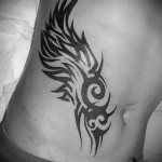 absztrakciós tetoválás a gyomorban