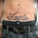 tetoválás a hasas fickón - nagy felirat