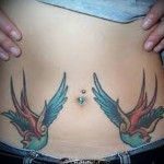 татуировка на корема на момиче