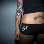 надпис за татуировка на жени по корема