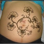 Татуировка с къна върху стомаха на момичето