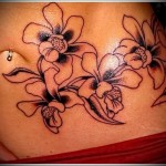 татуировка с цветя на корема на момичето