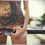 Татуировка с пауново перо на корема