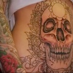 татуировка на череп с пълен корем за жена