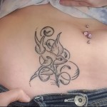 малка птица на корема на жена - завършена татуировка