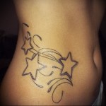 звезди и шарки в татуировка на корема на жена