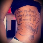 Татуировка на птици и надписи върху момичешки корем
