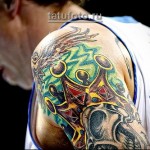 koponyatetoválás vállán arany koronában - klassz old school