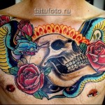 koponya, állat- és rózsavirág tetoválás - old school stílusú - a mellkason kivitelezve