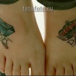 old school tetoválás a lábakon - gyémánt koronával és betűkkel - anya és apa