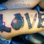 old school tetoválás lánynak - különféle fegyverek