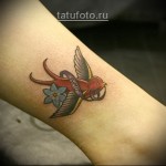 fecske tetoválás szalaggal a kulcsban