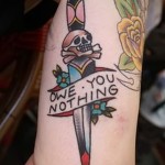 old school tetoválás - tőr és koponya - szín