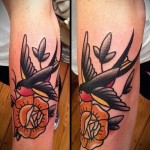 old school tetoválás - sárga virág és fecske repülés közben