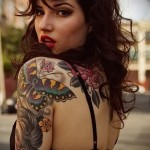 old school pillangó tetoválás a vállán