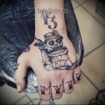 tetoválás ökölbe - koponya kalapban