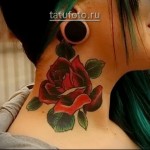 női tetoválás, vörös rózsával a nyakán - old school stílus