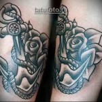 fekete rózsa tetoválás horgonyral a régi iskola stílusában