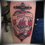 tetoválás horgony és betűk - anya és apa