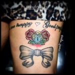 old school tetoválás egy nő lábán - zár, rózsa és íjak