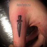 kis tőr tetoválás az ujján