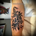 tőr koponyatetoválásban - old school stílusban