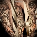 Nagy tetoválás a realizmus stílusában az egész karra