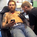 fotó Tom Hardy tetoválásáról 2017.08.07. №001 - Tom Hardy tetoválása_